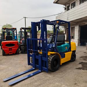 Chariot élévateur Komatsu FD30 d'occasion importé, 2-5 tonnes, TCM, avec moteur diesel, déplaceur latéral hydraulique, pneus pleins pour utilisation en extérieur - Product Image 4