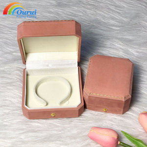 Estuche de Joyería Octagonal Premium en Stock con Cierre de Botón para Anillos y Brazaletes en Acabado de Terciopelo Rosa, Elegante Caja de Almacenamiento - Product Image 5