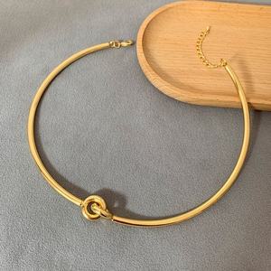 Collar de Gargantilla con Nudo Chapado en Oro Latón Simple Nuevo 2024 para Hombre y Mujer, Joyería Personalizada de Fábrica - Product Image 3