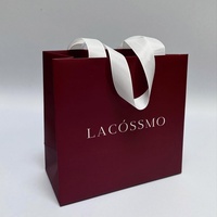 Sac en papier rouge vin avec impression de logo personnalisé, pelliculage brillant, poignées en ruban blanc pour l'emballage de produits de salon de coiffure, de beauté et de vêtements