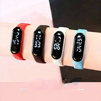 Montre numérique ovale 2026 en gros d'usine, électronique de sport d'extérieur pour garçons et filles, affichage LED, cadeau sportif pour étudiants