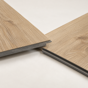 Piso Vinílico SPC Tono Claro con Diseño Tipo Madera, Sistema de Click y Manta IXPE Integrada para Proyectos de Interior - Product Image 4