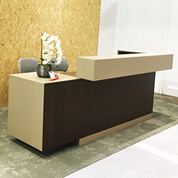 Bureau de réception moderne en panneau de noyer avec hauteur réglable, surface résistante aux rayures pour l'école, le bureau, le bâtiment, usage commercial