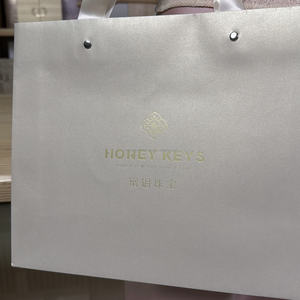 Bolsa de papel nacarada impresa con logotipo personalizado con estampado de lámina dorada en el logotipo para bodas - Product Image 1