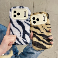 Coque de téléphone tendance en peluche douce à rayures zébrées pour iPhone 18 17 Pro Max 16 15 14 13 Pro avec support de caméra rabattable et protection intégrale