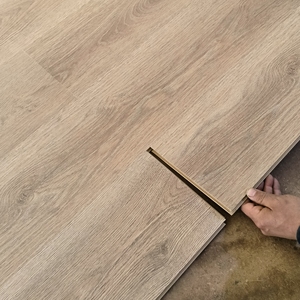 Plancher stratifié à chevrons en bois de <span class=keywords><strong>parquet</strong></span> moderne à haute brillance clic facile 8mm 10mm 12mm MDF HDF étanche AC4 pour <span class=keywords><strong>salon</strong></span> - Product Image 1