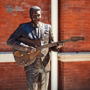 Escultura de Bronce Moderna Personalizada de un Músico Guitarrista, Estilo TREVI, para Decoración de Calles Urbanas - Product Image 2