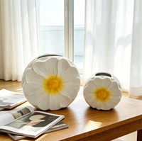 Vase en céramique minimaliste avec motif d'oiseau en relief, couleur neutre pour maison moderne