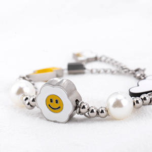 Pulsera de acero de titanio con perlas de dibujos animados y dije de cara sonriente con nube y rayo, joyería para uso diario - Product Image 3