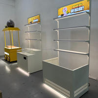 Étagère de présentation de snacks moderne en métal blanc avec boîte lumineuse LED et étagères à niveaux pour la présentation alimentaire en magasin de proximité