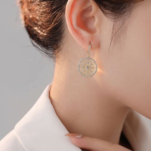 Pendientes de Alta Gama para Mujer, Estilo Retro Europeo Americano, Diseño de Diamantes Completos, Súper Brillantes, Lujosos, Modernos y a la Moda - Product Image 4