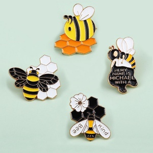 เข็มกลัดรูปตัวอักษรลายการ์ตูนผึ้งน้อยน่ารักเคลือบเงาแบบนุ่ม เข็มกลัดติดเสื้อแบบกำหนดเองลายผึ้งจิ๋วน่ารัก - Product Image 1