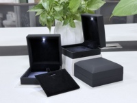 Boîte à bijoux LED en stock pour colliers et diamants, emballage de bijoux LED, vente en gros et au détail de boîtes à bijoux