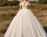 Robe de mariée coupe princesse à manches courtes volantées, en dentelle florale, tulle à sequins et traîne courte