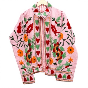 Veste universitaire rose brodée à la main avec des motifs floraux, col mandarin, manches longues, printemps, écologique, séchage rapide, respirante, en coton tricoté - Product Image 1