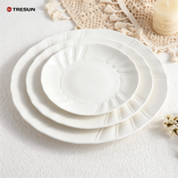 Assiettes de présentation rondes en céramique ivoire gaufrée de style italien, en porcelaine, pour mariage, vente en gros d'usine