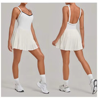 Robe de tennis plissée sexy à col en V pour femme QS69272 avec short intégré et doubles bretelles – Robe de sport fitness