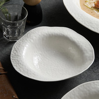 Assiette en céramique et porcelaine, compatible micro-ondes, motif uni, assiette à soupe pour la maison, vaisselle pour hôtel et restaurant, forme irrégulière, style nordique/minimaliste