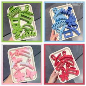 8-piece kadınlar için renkli plastik saç pençeleri Set saç aksesuarları tokalar kırmızı mavi pembe siyah - Product Image 1