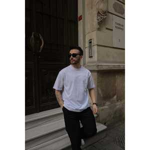 T-shirt blanc de créateur avec inscription complexe au dos, tissu épais 250 GSM compressé et imprimé à l'écran - Product Image 2