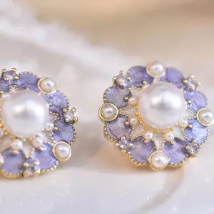 法国风格的珍珠和氧化锆耳环，优雅的设计和精致的紫色 -- 非常适合日常穿着和女式时尚