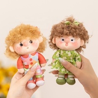 Pendentif en peluche personnalisé en gros, poupée à cheveux bouclés d'été, breloque pour sac à dos, porte-clés, cadeau d'anniversaire pour enfants