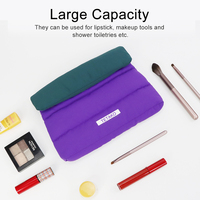 Petites pochettes à cosmétiques bouffantes souples et imperméables de voyage avec logo personnalisé trousse de maquillage portable en nylon matelassé