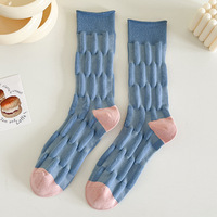 Chaussettes mi-mollet sans coutures personnalisées pour femmes, avec un toucher unique concave et convexe, tendance coréenne Instagram, color-blocking