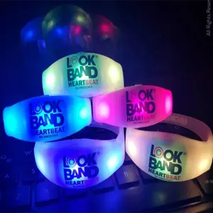 Funk gesteuertes mehrfarbiges Blink armband für Bar Party Event Benutzer definiertes leuchtendes Silikon armband Glühendes LED-Armband