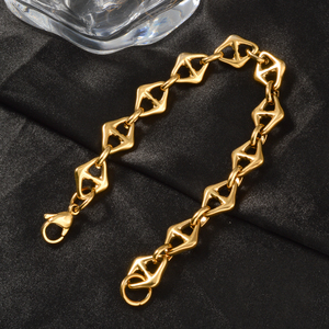 Pulsera de Eslabones Triangulares Huecos de Acero Inoxidable Chapado en Oro de 18K al por Mayor, Impermeable, Hipoalergénica, Joyería de Moda a Granel - Product Image 4
