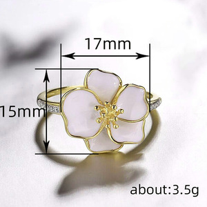 Bague cocktail fleurie plaquée or jaune avec sertissage pavé de strass en cristal pour femme, idéale au quotidien - Product Image 4