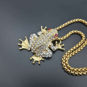 Colliers Éco-Responsables en Acier Inoxydable avec Chaîne Classique à Maillons et Pendentif Grenouille à Œil Rouge en Zircon Cubique, par un Créateur de Mode - Product Image 6