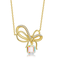 Collier pendentif nœud papillon plaqué rhodium pour femme avec cube de cristal et strass pavés, chaîne maille forçat, style mignon pour le quotidien