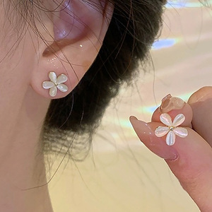 Orecchini a Perno con Piccoli Fiori per Donne, Design Minimalista Floreale, Accessori per Orecchie da Indossare Quotidianamente - Product Image 3