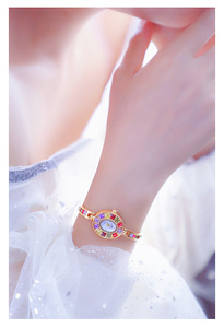 Nuovo Orologio da Donna di Lusso alla Moda Retrò al Quarzo, Cinturino in Acciaio Inossidabile 316L, Lancette Sfumate Arcobaleno - Product Image 3