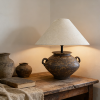 Lampe de bureau en poterie rustique marron tendance 2026 avec abat-jour en lin, style Wabi Sabi, lampe en céramique à double poignée pour hôtel et villa