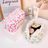 Sac de toilette matelassé portable et pliable en polyester avec fermeture éclair, motif floral, grande capacité, personnalisable avec logo, pour cosmétiques et articles de toilette