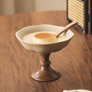 Bol sur piétement en céramique mate à bord ondulé avec base en <span class=keywords><strong>bois</strong></span> naturel, idéal pour servir des snacks, des fruits, des noix, des desserts, comme centre de table pour salon et cuisine - Product Image 4