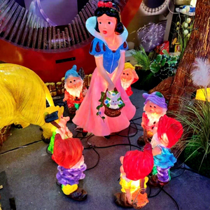 Ensemble de figurines lumineuses en fibre de verre Blanche-Neige et les Sept Nains pour la décoration des fêtes, multicolores, IP65, utilisation en extérieur - Product Image 1