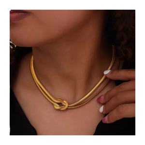 Collier ras du cou superposable en acier inoxydable plaqué or 18 carats, anti-ternissement, avec chaîne torsadée double couche et nœud serpent - Product Image 1