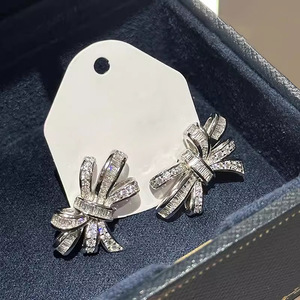 Orecchini a perno con fiocco simmetrico da donna, design dolce e femminile, accessori per l'orecchio da indossare tutti i giorni - Product Image 5