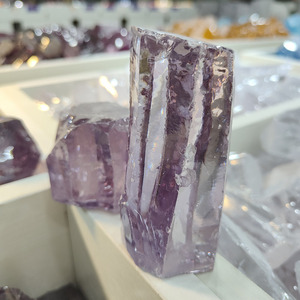 Circonia Cúbica sin Cortar, Materia Prima de Color Violeta Claro, CZ Sintético en Bruto para la Fabricación de Gemas - Product Image 1