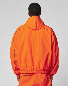 Servicio OEM: Chaquetas cortavientos de nailon ligero con cremallera y ribetes reflectantes, y conjunto de joggers de lujo antiolor. - Product Image 5
