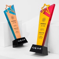 Trophée carré en cristal de luxe moderne avec logo personnalisé gravé au laser et imprimé UV, sur base en marbre noir et blanc