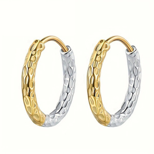 Orecchini bicolore testurizzati da donna, gioielli minimalisti e versatili per l'uso quotidiano - Product Image 1