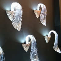 Applique murale LED moderne Seeky en métal avec ruban incurvé et cristaux, intensité variable, CRI élevé Ra90 pour la décoration intérieure