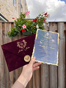 Enveloppe en velours marine avec logo en feuille d'or de luxe 2025 avec acrylique transparent unique et cachetage à la cire pour l'événement de célébration de fête de mariage - Product Image 2