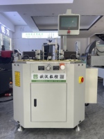 Machine à sertir les coins OUWO 2026 pour la connexion par rivets des angles à 90 degrés pour les fabricants de portes et fenêtres en aluminium