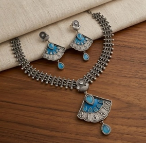 DIVYORO Ensemble de bijoux de créateur avec collier et boucles d'oreilles, motif éventail géométrique en pierre bleue oxydée, bijoux de qualité supérieure - Product Image 1