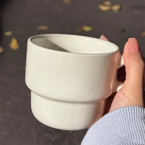 แก้วกาแฟเซรามิกแบบซ้อนได้ สีมาการอง เงา แก้วซ้อนกันได้สวยงาม ถ้วยชาพอร์ซเลนพร้อมหูจับทรงเหลี่ยม สำหรับใช้ในบ้าน - Product Image 4